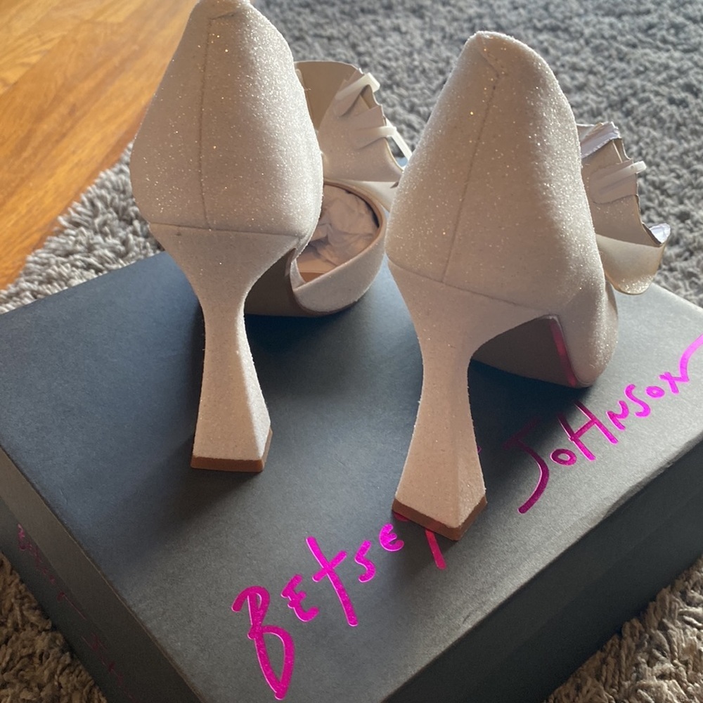 NWT Betsey Johnson Nobble Ivory Bow Glitter Pointed Pumps size 8 - Picture 8 of 16